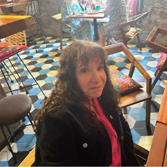 Meet your Posher, Debi - Picture 1 of 2